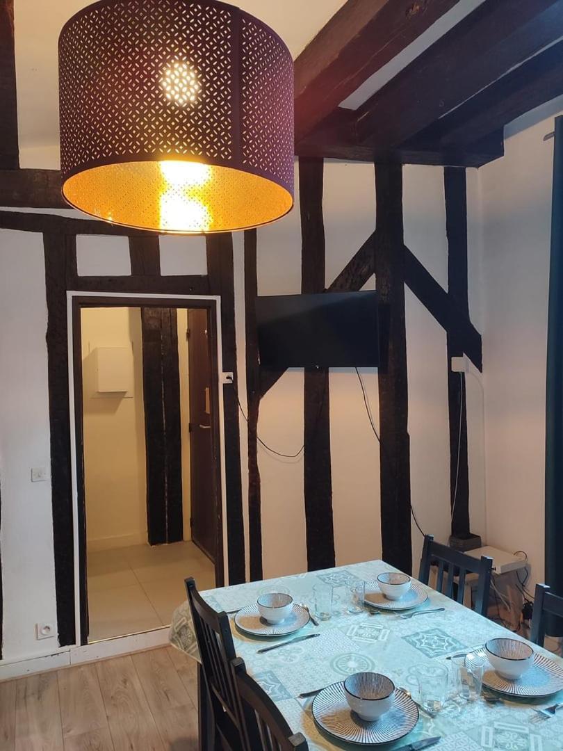 Apartment Between Old-world Charm And Modernity